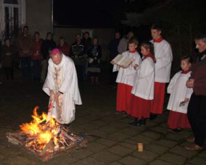 Bischof Reinel entzündet die Osterkerze am Osterfeuer