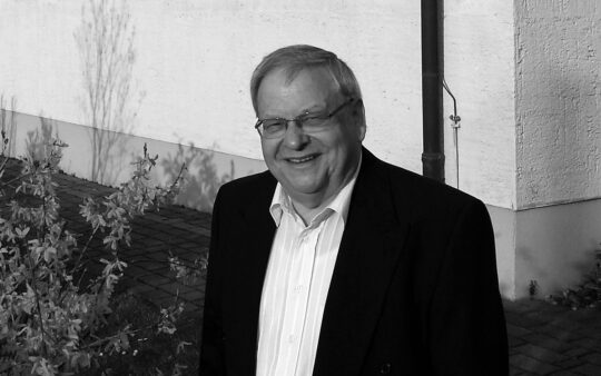 Pfarrer i. R. Peter Opitz in schwarz / weiß